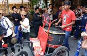 Warga Tionghoa membawa tetabuhan ke makam Gus Dur