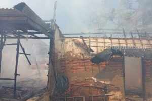Ditinggal Kondangan, Kontrakan Penjual Es Sampang Terbakar rumah terbakar