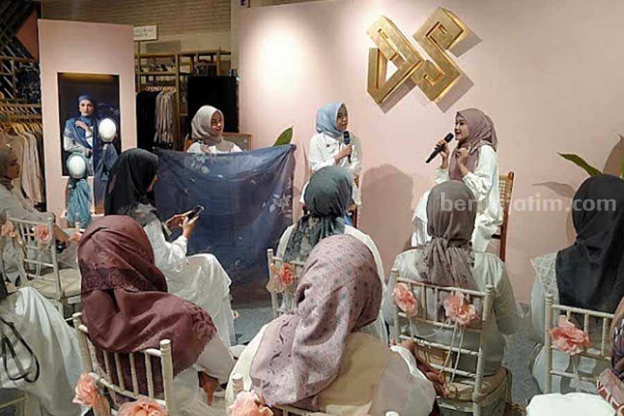 Suasana acara peluncuran produk LOISA Scarf, di Karita Store Surabaya, Jumat (23/6/2023). (Foto: Fitri Yuliani/beritajatim.com)