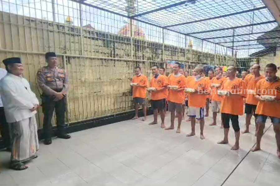 Para tahanan di Mapolres Blitar Kota menerima daging kurban yang disembelih oleh anggota Polri.