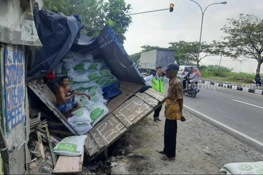 Truk Seruduk L300 dan Tabrak Pemotor di Lamongan truk kedelai