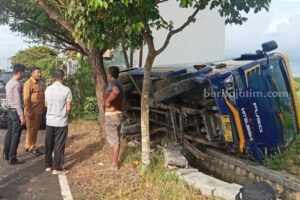 Diduga Sopir Ngantuk, Truk Tangki Terguling di Sumenep