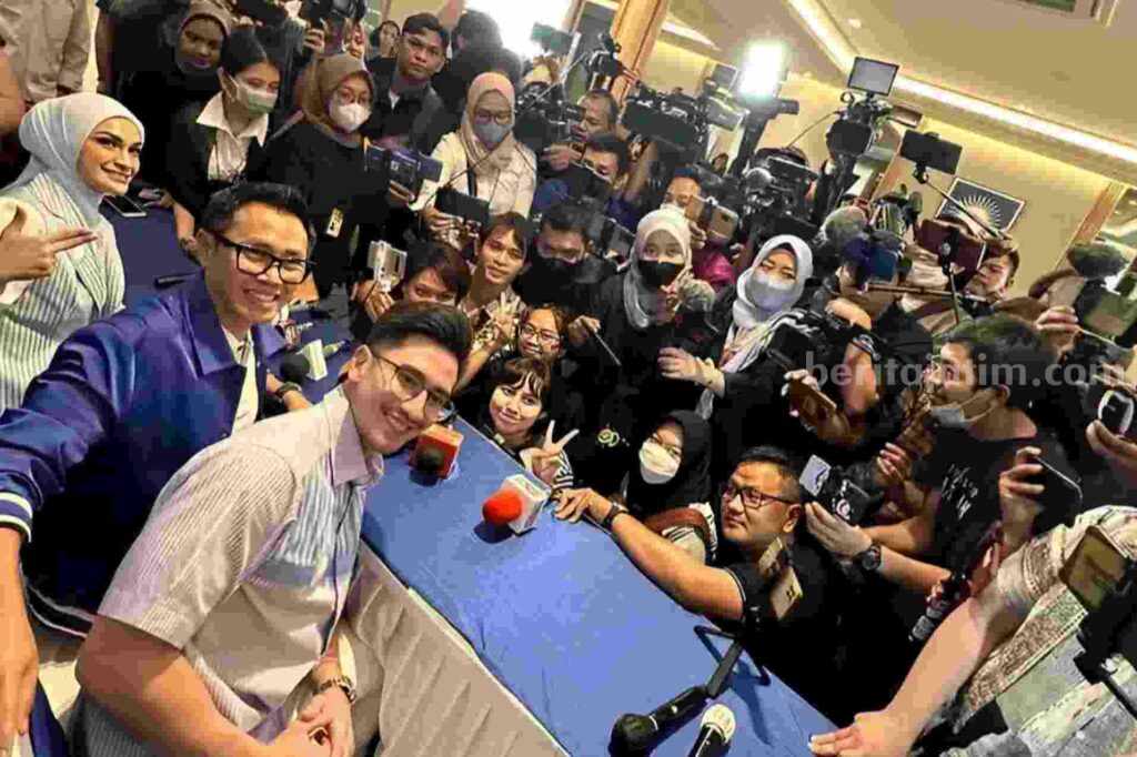Deretan Artis Paling Populer yang Ikut Bacaleg Pemilu 2024 Verrel Bramasta yang berpose di depan wartawan (Instagram Bramastavrl)