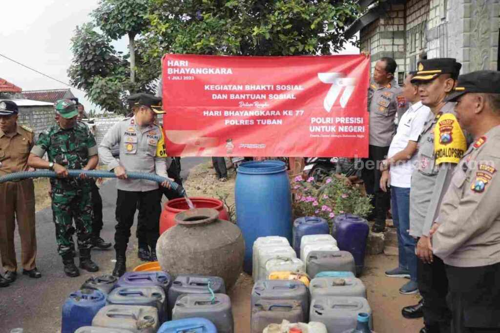 Wakapolres Tuban saat memimpin pelaksanaan pembagian air bersih di Desa Ngandong, Kecamatan Grabagan, Kabupaten Tuban. [Foto:Diah Ayu/beritajatim.com]