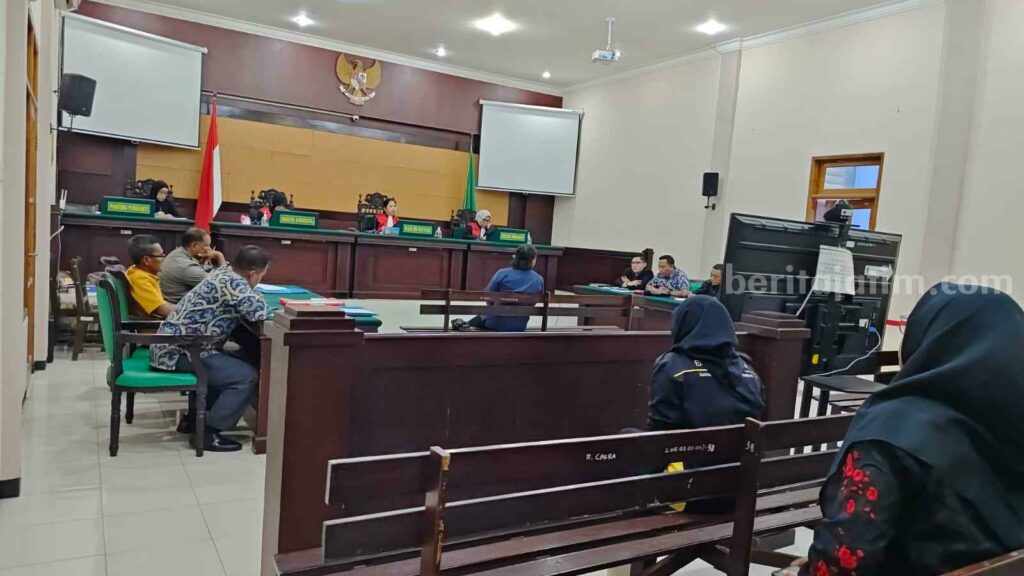 Sidang penggugat Sutejo dan Rahmad Debbie Varadyanto terhadap PT FIFGroup Cabang Mojokerto di PN Mojokerto. [Foto : ist]