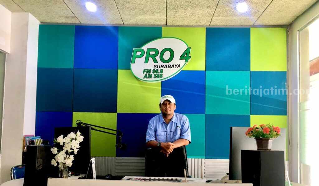 Cak Indra Mahadi, anchor atau penyiar di Pro 4 RRI Surabaya