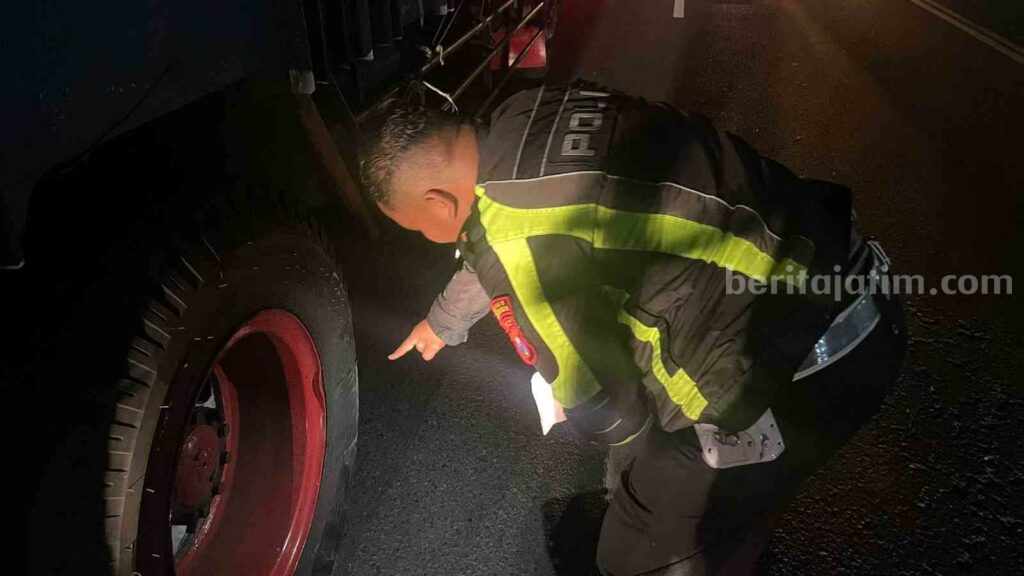 Petugas Unit Laka Satlantas Polres Mojokerto saat melakukan olah TKP. [Foto : ist]