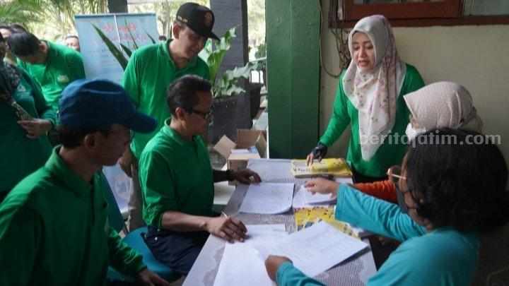Bupati Mojokerto Ikfina Fahmawati turut memantau langsung pengecekan kesehatan terhadap seluruh karyawan. [Foto : ist]