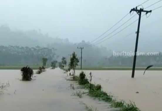 Satu Warga Malang Selatan Hanyut Terbawa Banjir Luapan Sungai Kedung Ondo mengakibatkan Kampung Tangkir, Desa Lebak Harjo, Kecamatan Ampelgading, Kabupaten Malang, terkepung banjir.