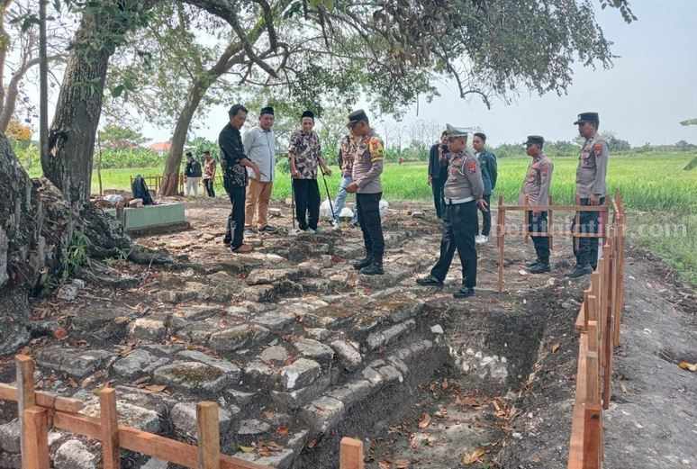 Situs Jetis Lamongan Bakal Jadi Wahana Pengembangan Unisla Tim Unisla saat meninjau di lokasi situs, yang berada di Kelurahan Jetis, Kecamatan/Kabupaten Lamongan bersama mahasiswa, pemerhati sejarah dan pibak kepolisian (Foto: A. Thoriq Hidayatullah/beritajatim.com).