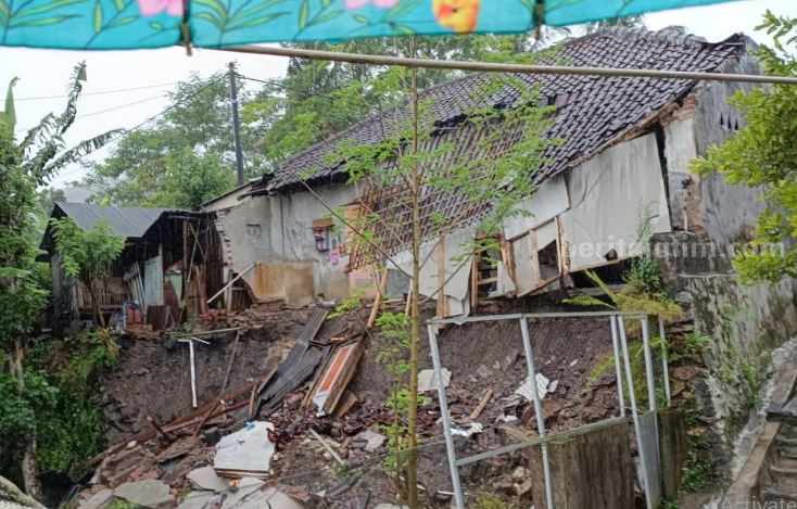 Rumah Warga Malang Selatan Tertimbun Tanah Longsor Tanah longsor di Dusun Drujul, Desa Druju, Kecamatan Sumbermanjing Wetan, Kabupaten Malang.