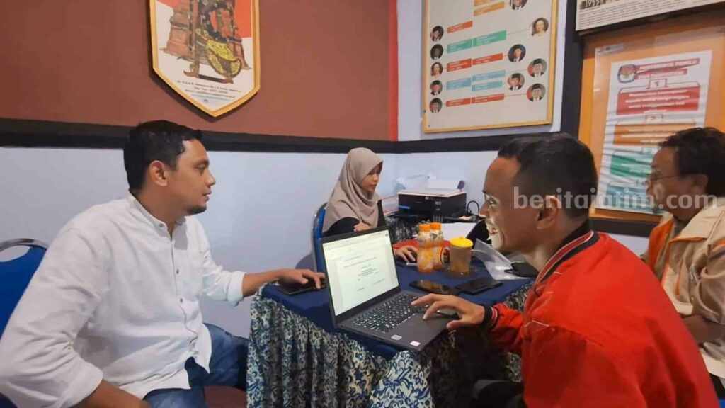 Divisi Teknis, KPU Kabupaten Mojokerto, Achmad Arif saat menerima berkas perbaikan dokumen persyaratan Bacaleg di KPU Kabupaten Mojokerto. [Foto : Misti/beritajatim.com]