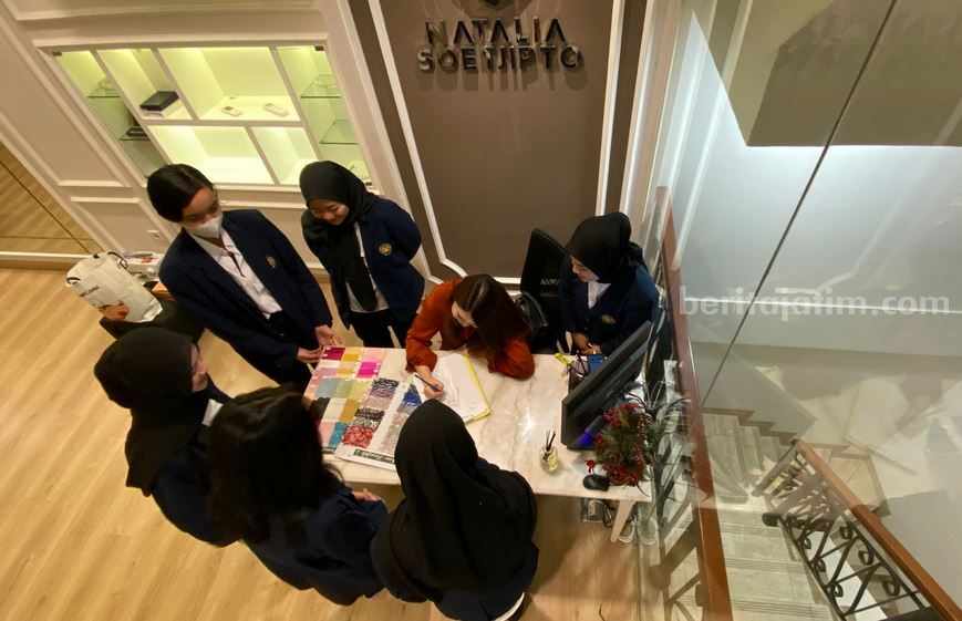 Fashion designer asli Surabaya Natalia Soetjipto bersama mahasiswa.