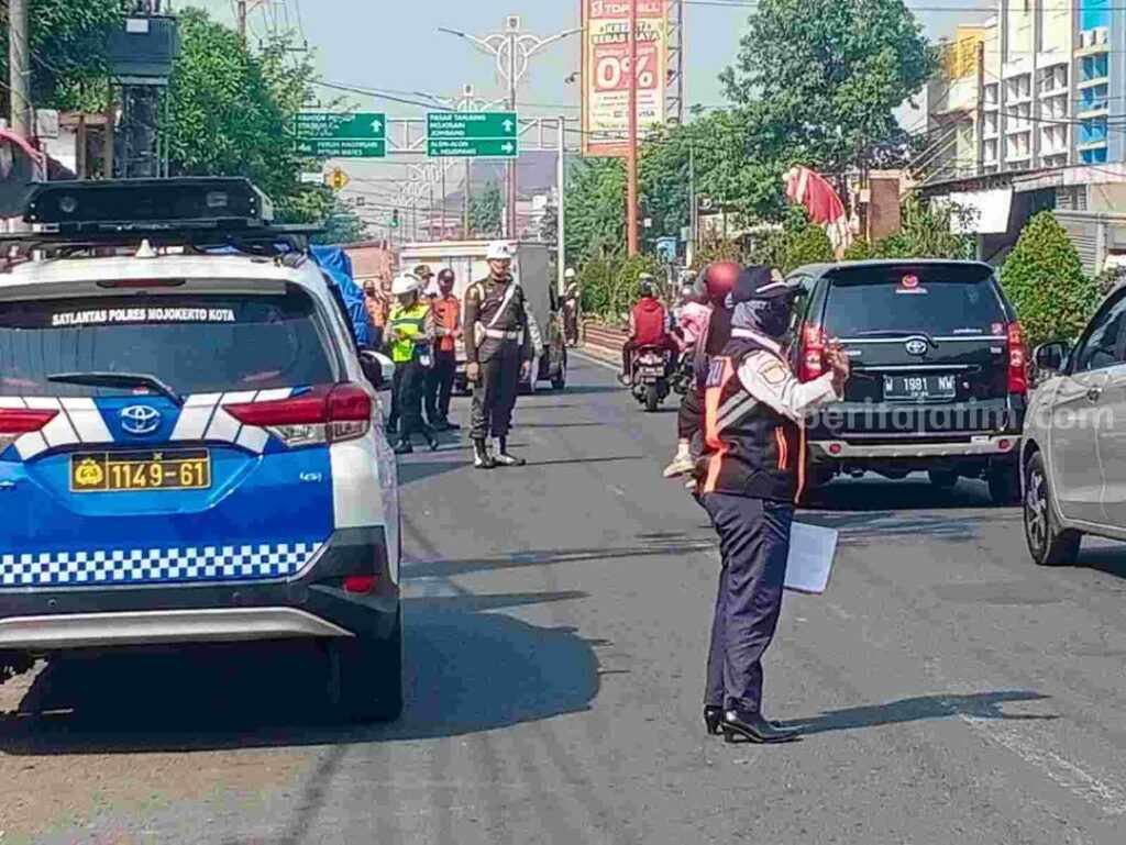 Mobil INCAR disiagakan saat razia gabungan di selatan jembatan Gajah Mada Kota Mojokerto. [Foto : ist]