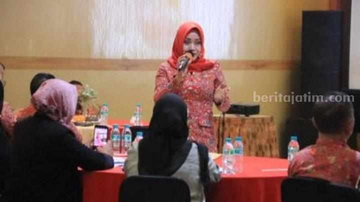 Bupati Mojokerto, Ikfina Fahmawati saat sosialisasi pendataan bangunan gedung di aula salah satu hotel di Kecamatan Trawas. [Foto : ist]