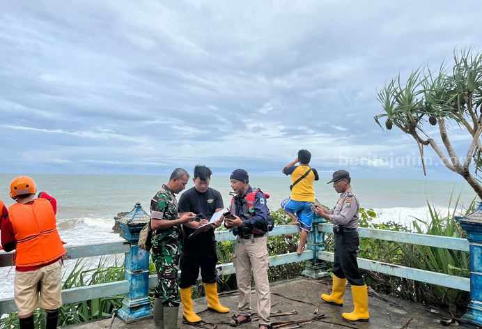 Lokasi korban hanyut tersapu ombak di Pantai Jembatan Panjang, Kecamatan Bantur, Kabupaten Malang pada Sabtu (8/7/2023) lalu.