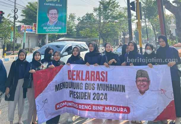 Pembagian bunga kepada warga di alun-alun Bangkalan oleh KPM (Foto: Zamachsari/beritajatim.com).