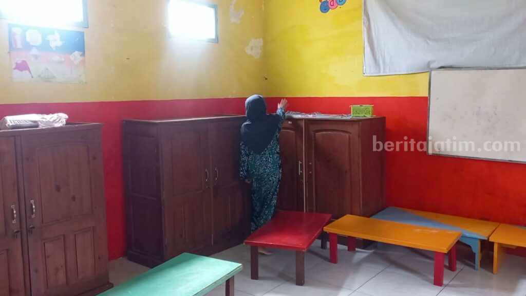 Salah satu guru TK Dharma Wanita menunjukkan lokasi penyimpanan proyektor. [Foto : ist]