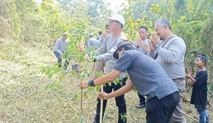 General Manager PT. TPPI Tuban, Sugiyo dan Kepala DLHP Tuban saat menanam pohon ficus di Brubulan Desa Kesamben, Plumpang. [Foto: Diah Ayu/beritajatim.com]