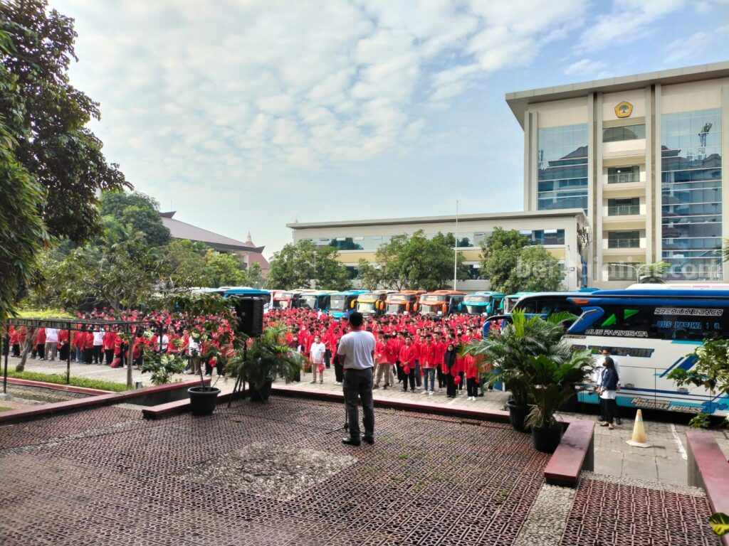 Upacara pelepasan Patriot-patriot Merah Putih di Lapangan Parkir Utara Untag Surabaya, Senin (3/7/2023).