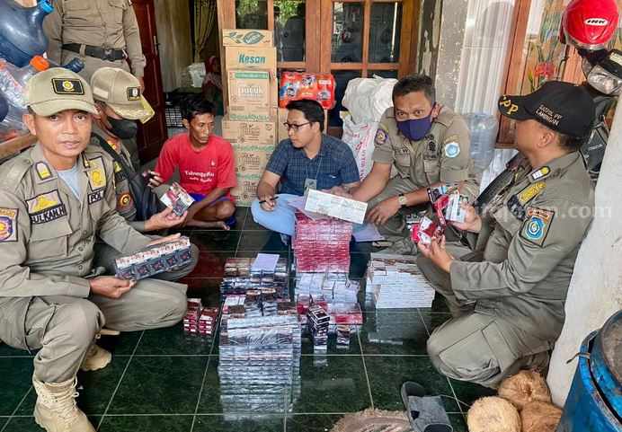 Petugas Satpol PP Lamongan saat menggelar operasi terhadap peredaran rokok ilegal.
