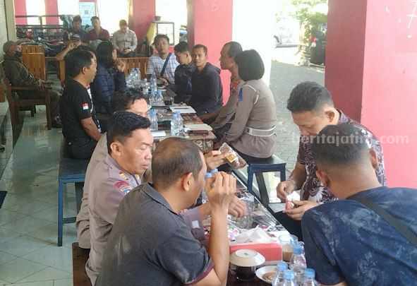 Paguyupan Pedagang Stadion Kanjuruhan, menyampaikan aspirasinya ke Kapolres Malang AKBP Putu Kholis Aryana, Jumat (21/7/2023) siang.