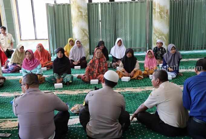 Warga Pulau Talango Minta Bisa Bayar Pajak Kendaraan Tanpa Nyeberang Laut Kapolres Sumenep, AKBP Edo Satya Kentriko menggelar Jumat Curhat di Talango