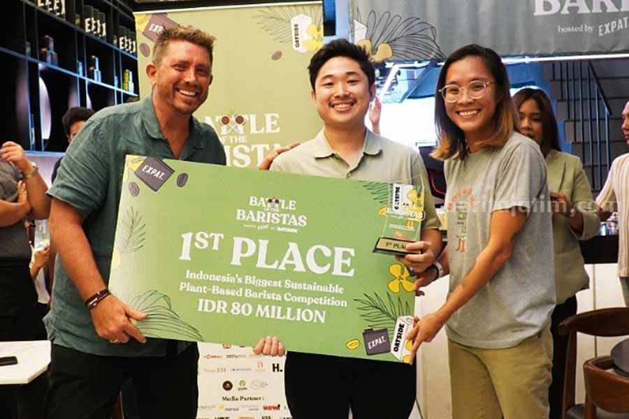 Sthira Yabin Suprijadi (tengah), saat menerima hadiah dan penghargaan sebagai juara pertama Battle of The Barista, di Expat.Roasters Surabaya, Jumat (21/7/2023). (Foto: Dokumentasi Expat.Roasters)