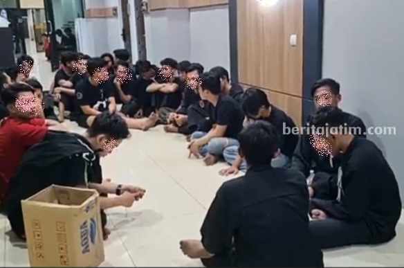 26 Pesilat Gresik Bikin Onar, Diancam Tak Diberi SKCK Seumur Hidup Sebanyak 26 pesilat saat diamankan di Polres Gresik, sebelum dipulangkan diminta membuat pernyataan dan diancam tak diberi SKCK Seumur hidup