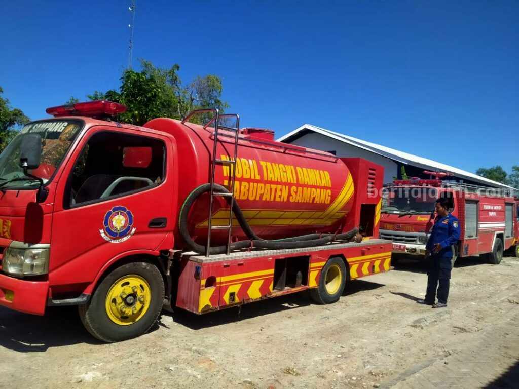 Mobil kebakaran Dinas Pemadam Kebakaran dan Penyelamatan Daerah Sampang (Foto: Zamachsari/beritajatim.com)