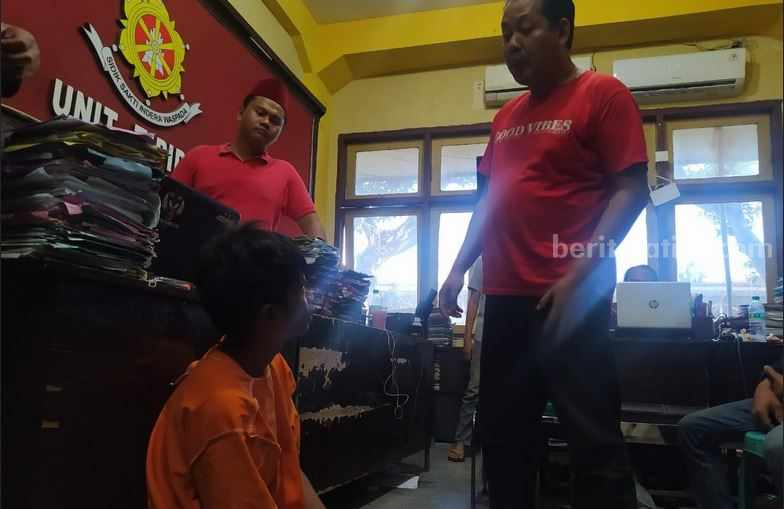 Maling Motor di Bangkalan Tertangkap, Babak Belur Dihajar Warga Pemeriksaan tersangka maling motor di Kecamatan Kokop, Bangkalan yang babak belur dihajar massa (Foto: Zamachsari/beritajatim.com)
