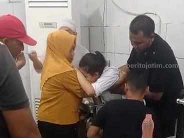 Petugas Damkar BPBD Kabupaten Mojokerto berusaha melepas tangan kanan korban yang masuk mesin penggilingan. [Foto : ist]