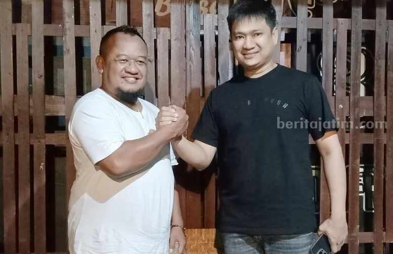 Tomi Gandhi Politisi Muda Blitar Siap Beri Kejutan di Pilbup 2024 Tomi Gandhi bertemu Bagas Kades Karangsono Blitar.