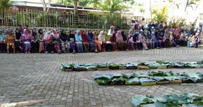 Tradisi Encek-Encekan di Dusun Umbulrejo, Desa Pamotan, Kecamatan Dampit, Kabupaten Malang setiap Bulan Suro atau Muharram.