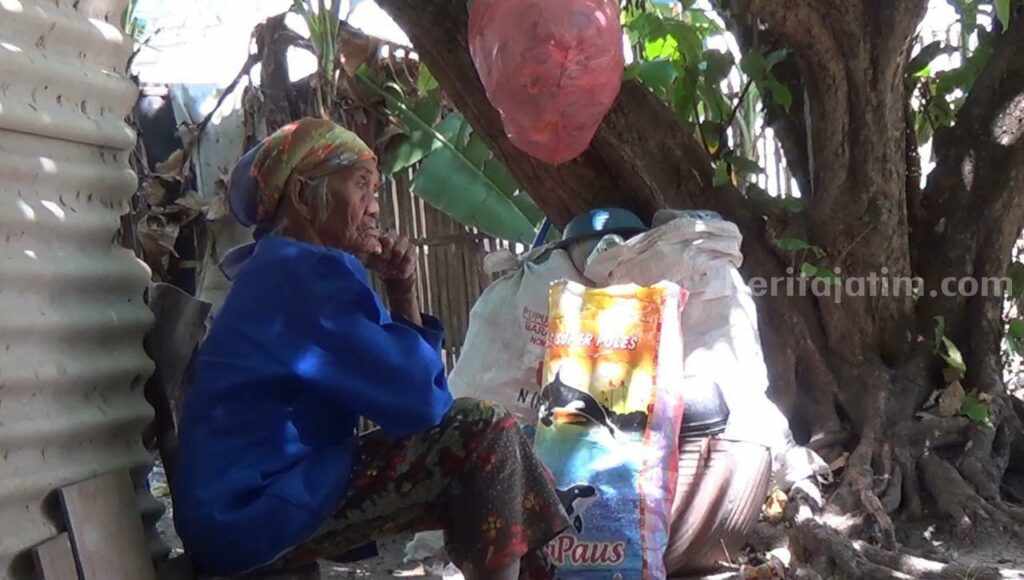 Miris.. Nenek di Sampang Tinggal pada Gubuk Reyot Bersama Barang Bekas Kondisi tempat tinggal nenek Sumari tidur di gubuk bercampur barang bekas (Foto: Zamachsari/beritajatim.com)