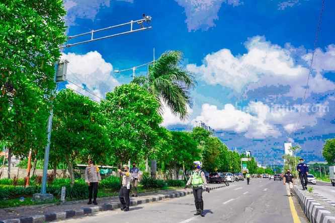 Anggota satlantas Polres Gresik saat memasang kamera E-TLE di jalan.