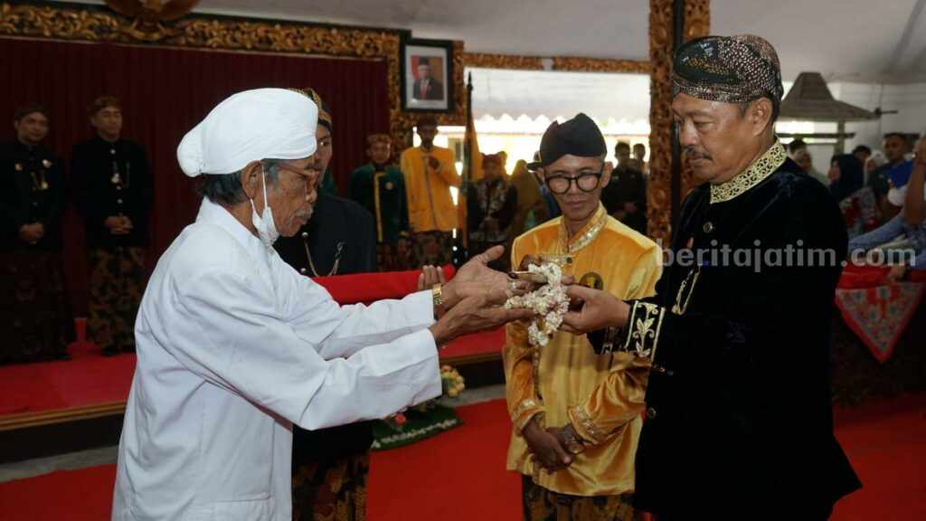Penyerahan pusaka keraton Sumenep usai prosesi penjamasan