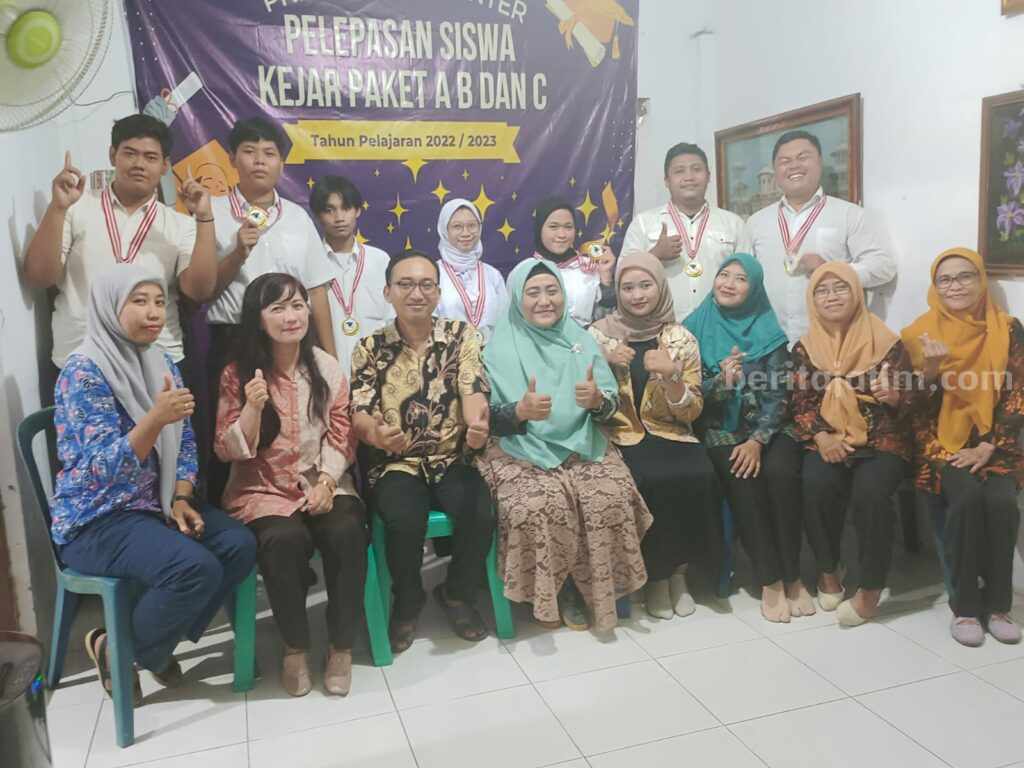 Pelepasan siswa PKBM Varian Center Surabaya.