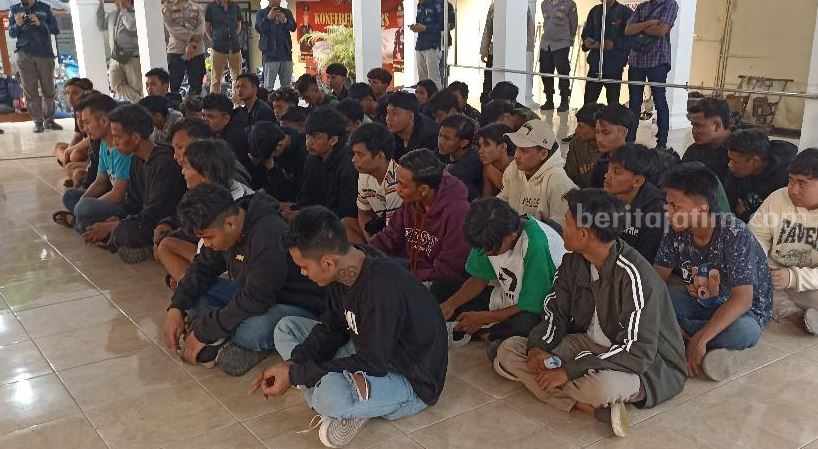 Puluhan anggota silat yang melakukan konvoi di Kecamatan Plumpang telah diamankan oleh Polres Tuban. [Foto:Diah Ayu/beritajatim.com]