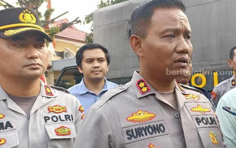 Kapolres Tuban AKBP Suryono saat dimintai keterangan. [Foto:Diah Ayu/beritajatim.com]