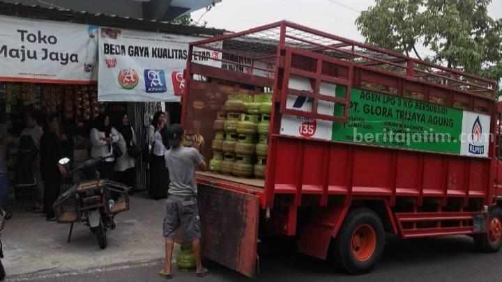 Petugas dari Disperindag Kabupaten Mojokerto saat memantau pendistribusian LPG 3 kg di wilayah Kecamatan Trawas, Kabupaten Mojokerto. [Foto : ist]
