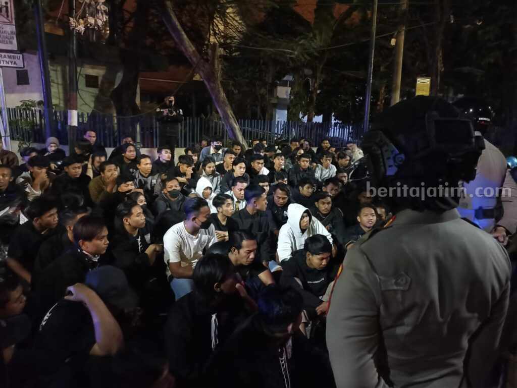 Puluhan pesilat PSHT yang diamankan aparat kepolisian.
