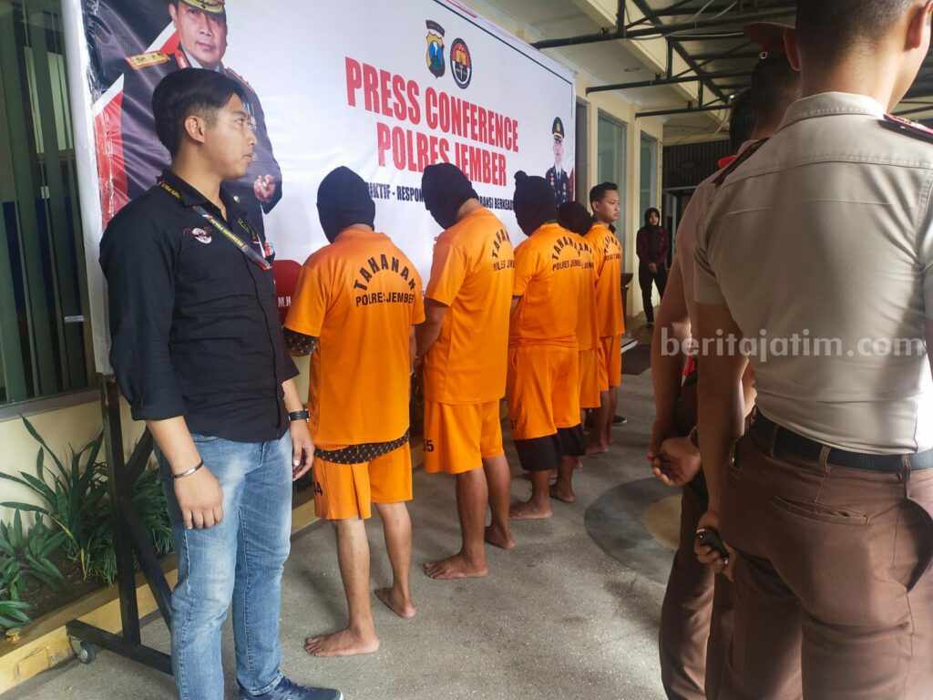 Warga Jember yang diamankan aparat kepolisian karena menjual pertalite oplosan.