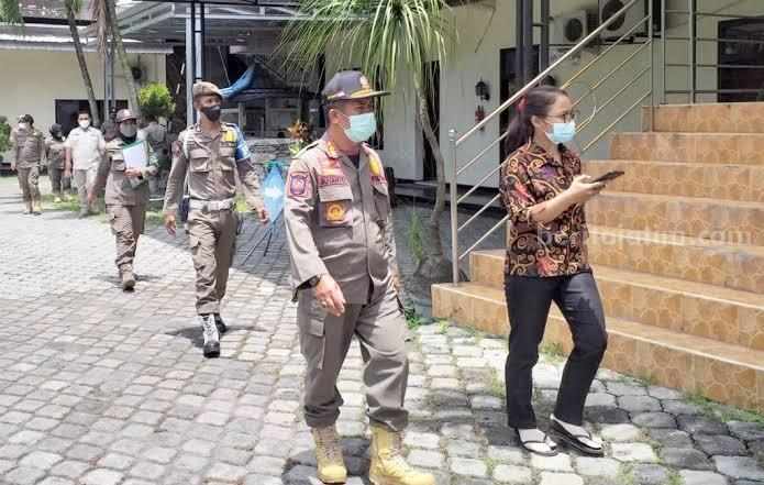 Jabatan Kepala Satpol PP Blitar Sepi Pelamar, Mungkin Tak Menarik Anggota Satpol PP Kabupaten Blitar saat melakukan razia pekat bersama TNI-Polri