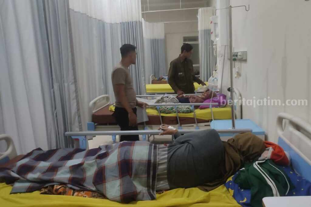 34 Warga Babat Lamongan Keracunan Massal Warga Babat Lamongan yang dirawat di rumah sakit akibat menderita keracunan massal.