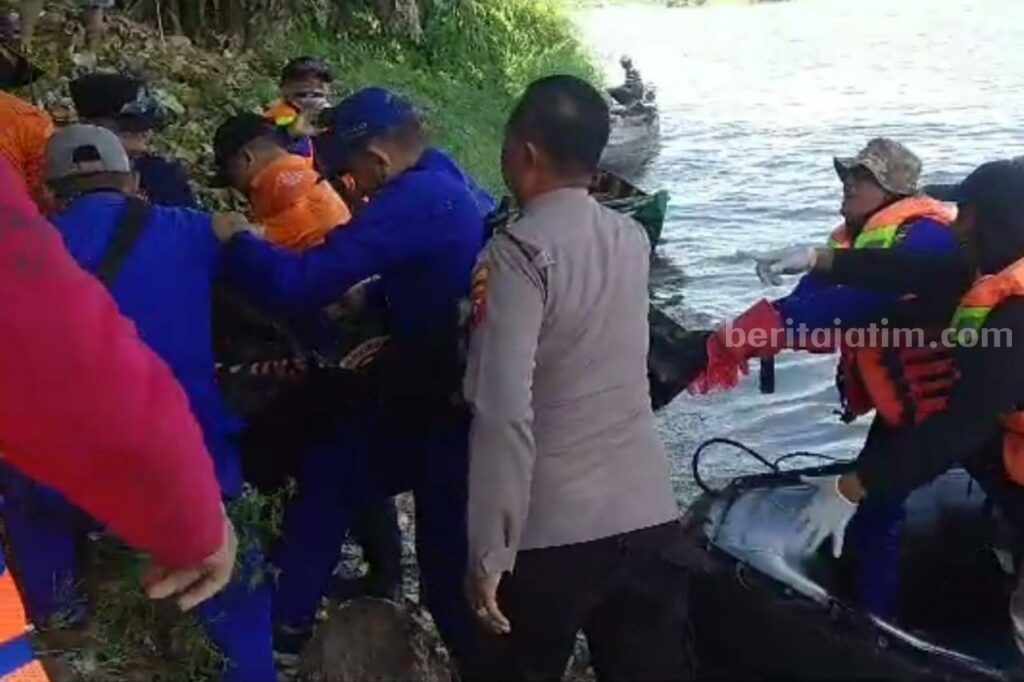 Tim SAR Gabungan saat mengevakuasi jasad pelajar yang menjadi korban tenggelam di Sungai Bengawan Solo, Babat, Lamongan.