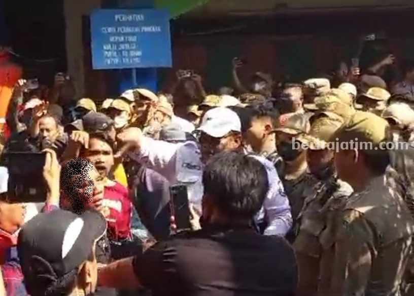 Ricuh Penertiban Pedagang Pasar Larangan, 2 Orang Diamankan Polres Sidoarjo Kericuhan saat terjadinya penertiban pedagang timur Pasar Larang Candi Sidoarjo