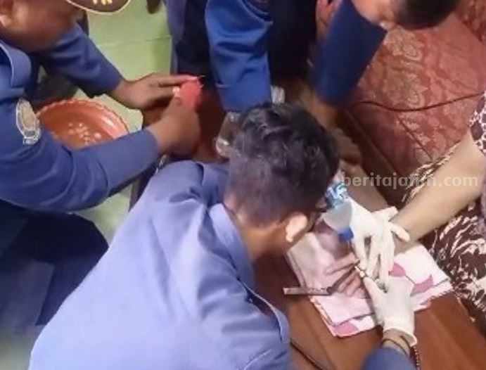 BPBD Sidoarjo Lepaskan Cincin di Jari Nenek Karomin Petugas melakukan pelepasan cincin nenek Karomin di Wonoayu