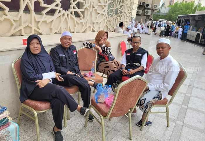 Hanim Mughfiroh bersama rombongan haji yang lain. [Foto:Diah Ayu/beritajatim.com]