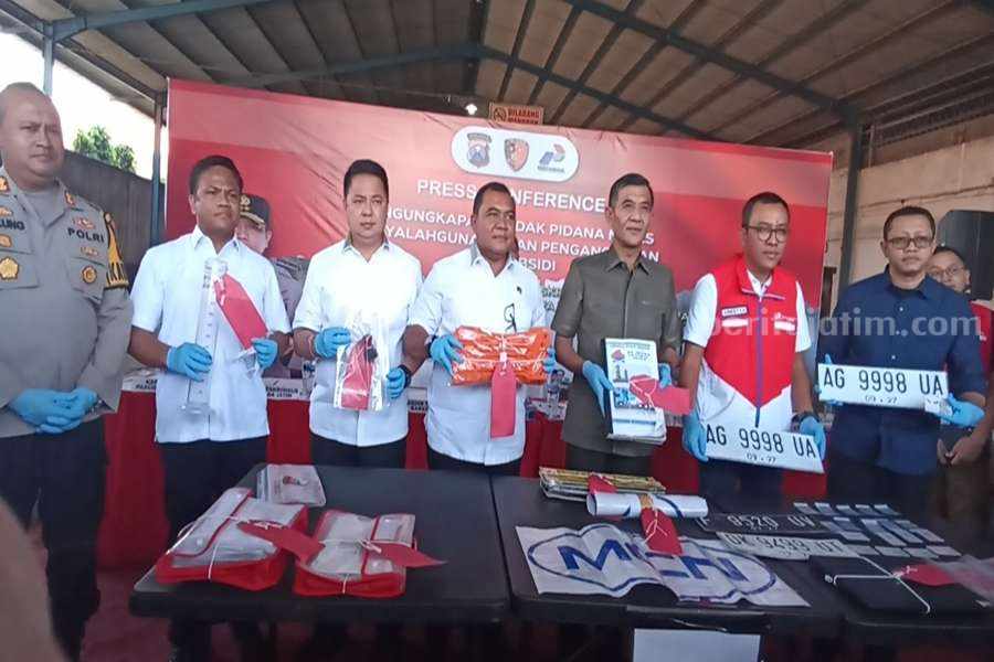 Bos Penimbun BBM Pasuruan Diamankan, Satu Bulan Untung Rp 660 Juta Dirtipiter Bareskrim Polri, Brigjen Pol Hersadwi Rusdiyono dan jajaran saat menunjukkan barang bukti.